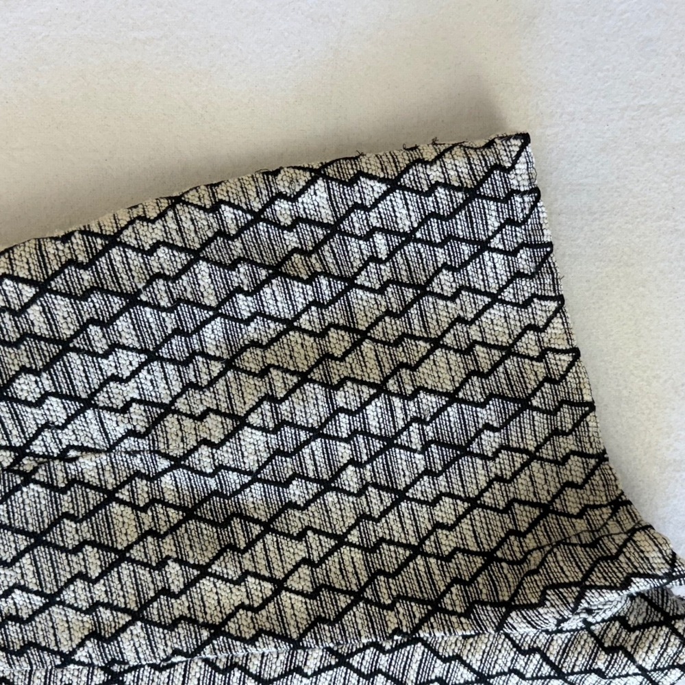 Love 21 Black White Geometric Diamond Jacquard Shorts Size M side zip‎ - Picture 10 of 11